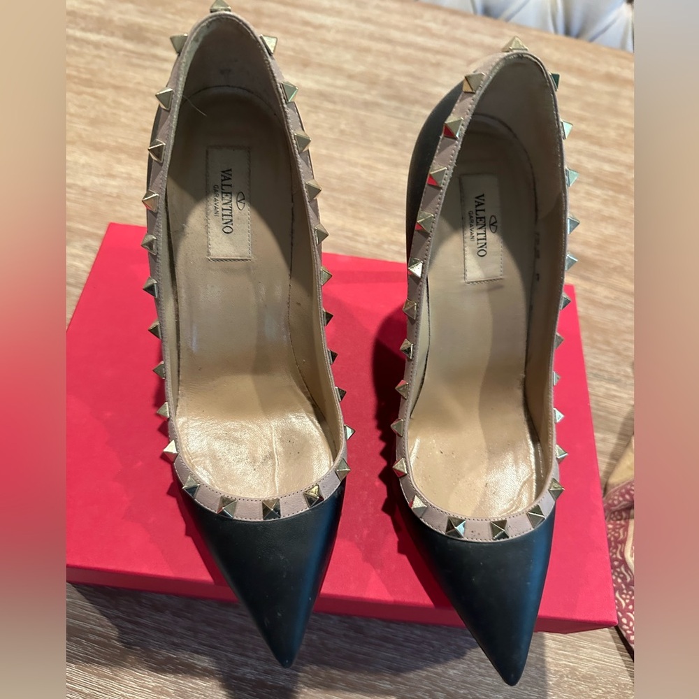Valentino Garavani Stud pump
